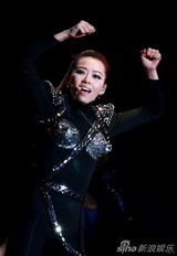 组图：张靓颖北京个唱带伤上阵秀热舞