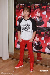 幻灯图：张敬轩红馆开唱 方大同现身担任嘉宾