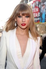 组图：泰勒-斯威夫特白色西装潇洒出镜