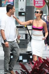 组图：杰西卡-阿尔芭与神秘男子亲密告别