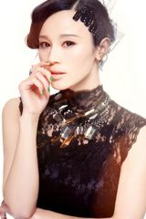 组图：石小群写真曝光 黑天鹅华丽变身雍容绽放