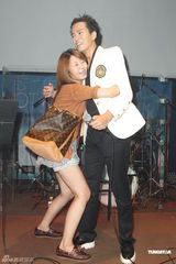 组图：陈晓东35岁生日台湾开唱 遭女歌迷熊抱