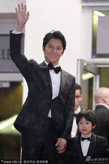 组图：《如父如子》戛纳首映 真木阳子撞色抢眼