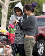 组图：贾斯汀-比伯和女友赛琳娜戈麦斯超市购物