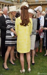 组图：凯特王妃鹅黄套裙亮相 与婆婆亲密交谈