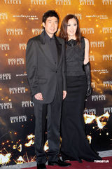 组图：霍震霆出席周年舞会 霍启刚等人陪伴身边