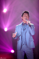 组图：歌手2邓紫棋白裙优雅 茜拉满文军补位