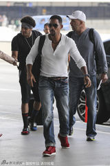 组图：史密斯携两子亮相机场 身型壮硕酷劲十足