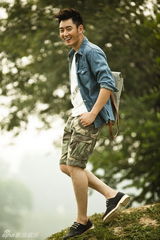 组图：李东学夏日写真曝光 清爽帅气笑容阳光