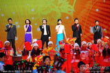 组图：央视元宵晚会主持人齐唱《卖汤圆》