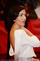 组图：电影《镇上的两人》首映 女星秀性感美背