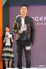 组图：甄子丹帅气代言 名模白歆惠热辣走秀