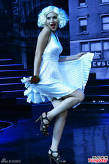 组图：亚洲超模模仿玛丽莲梦露 裙摆飞扬性感十足