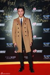 组图：微博之夜红毯 陈坤微笑亮相帅气有型