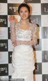 组图：韩国女星李秀英幸福完婚 着透视蕾丝裙亮相