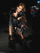 高清组图：麦莉-赛勒斯拍新歌MV 孔雀战衣华丽