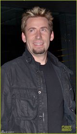 组图：艾薇儿金发飘逸 与未婚夫外出一脸娇羞