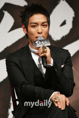 幻灯图：权相佑(权相宇)等出席新片《到炮火中去》发布会 