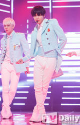 组图：IU《MCD》强势夺冠 SHINee水蓝装劲舞