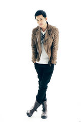 组图：立威廉时尚大片出炉 “双面王子”成熟魅力