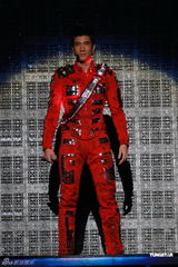 组图：王力宏开唱战袍驾坦克 与伴舞玩暧昧