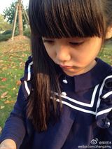 组图：童年小龙女演员超萌生活照 可爱似洋娃娃