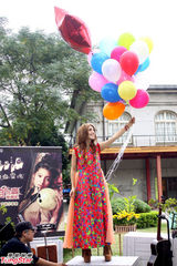 组图：梁心颐发新专辑草地开唱变身精灵