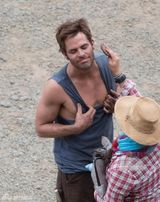 组图：克里斯-派恩新片扒衣露胸肌 罗比秀美腿