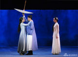 组图：袁泉新话剧化身白蛇 身姿妩媚吻许仙
