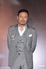 组图：苗侨伟赞黄日华女儿 弃股票改买黄金保值