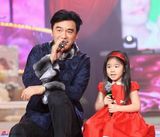 高清组图：钟镇涛和闺女抢戏 小女儿显露明星锋芒