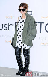 组图：孔孝真参加首尔时装周 毛绒大衣霸气足