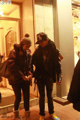 组图：陈晓东携女友试礼服 身材性感气质华贵