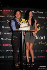 组图：吴彦祖携妻出席网站庆典 被催生子压力大