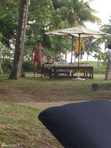 组图：高虎揽比基尼美女度假半裸推油