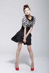 组图：叶熙祺透视波点赫本范儿清新靓丽