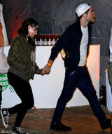 组图：帕丁森与斯图尔特万圣节甜蜜出游