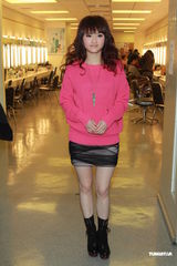 组图：《劲歌金曲》录影 阿娇(钟欣桐)出席郑欣宜落泪