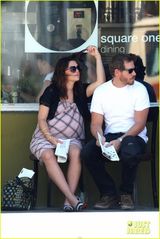 组图：巴里摩尔挺大肚与丈夫共进午餐