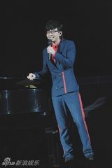 组图：胡夏助阵邓紫棋香港个唱 粤语太差被调侃