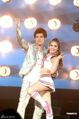 周杰伦演唱会与脱衣舞娘热舞 气氛异常火爆(图)