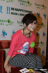 组图：周笔畅卡通鞋配哈伦裤 可爱十足尽显童真