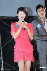 组图：秦昊欲再战金马 莫小奇桃红衣性感出席发布会