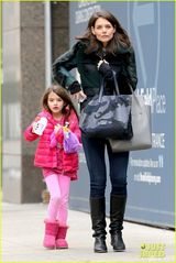 组图：小苏瑞一身粉红赴冰场 与妈妈寒风中快走