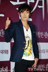 组图：SM公司众星捧场《危险关系》 张东健爱妻助阵