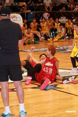 组图：群星红衣出席篮球赛 容祖儿李克勤又背又抱