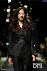 组图：韩星金宇彬郑京浩等献华丽T台秀