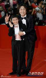 组图：韩星吴政世携小演员亮相釜山红毯比V卖萌