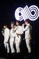 高清组图：韩团INFINITE首尔开个唱现场火爆似王子