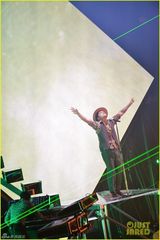 组图：布鲁诺马斯跪地嘶吼 舞台华丽喷火